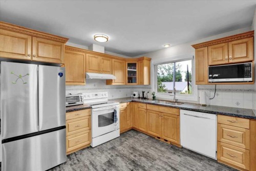 228 Nottingham Road Nw, Calgary, AB - Indoor Photo Showing Kitchen