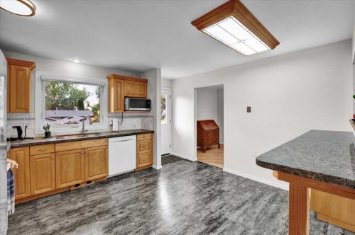 228 Nottingham Road Nw, Calgary, AB - Indoor Photo Showing Kitchen