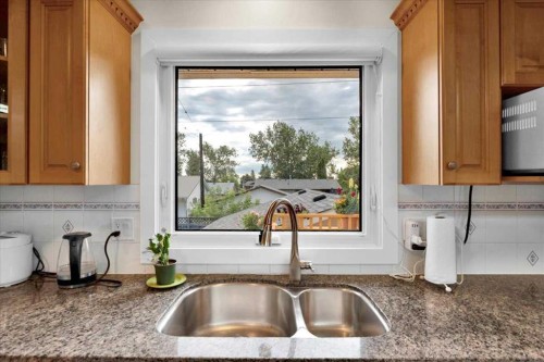 228 Nottingham Road Nw, Calgary, AB - Indoor Photo Showing Kitchen With Double Sink