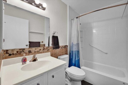 228 Nottingham Road Nw, Calgary, AB - Indoor Photo Showing Bathroom