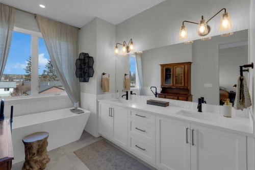 7712 36 Avenue Nw, Calgary, AB - Indoor Photo Showing Bathroom