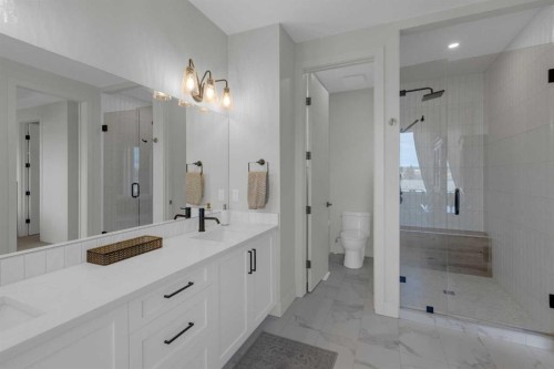 7712 36 Avenue Nw, Calgary, AB - Indoor Photo Showing Bathroom