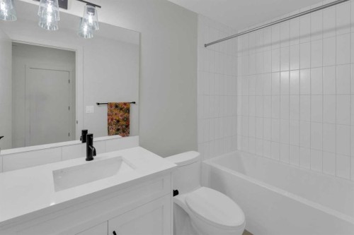 7712 36 Avenue Nw, Calgary, AB - Indoor Photo Showing Bathroom