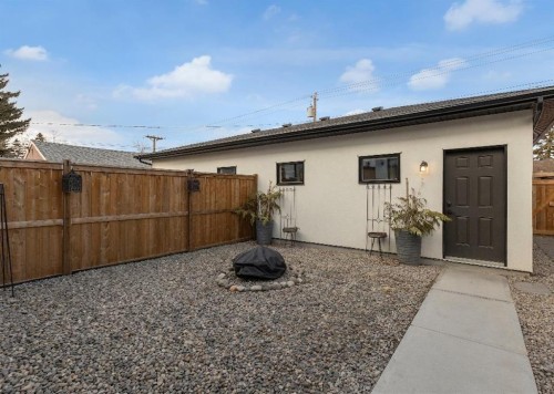 7712 36 Avenue Nw, Calgary, AB - Outdoor