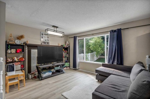52 Shawnee Way Sw, Calgary, AB - Indoor Photo Showing Living Room