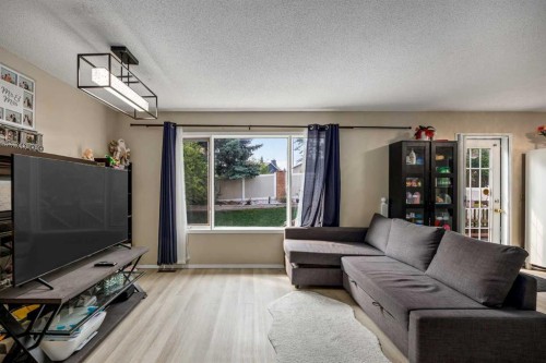 52 Shawnee Way Sw, Calgary, AB - Indoor Photo Showing Living Room