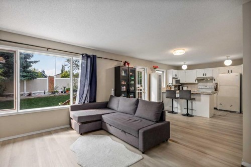 52 Shawnee Way Sw, Calgary, AB - Indoor Photo Showing Living Room