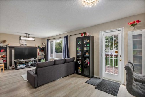52 Shawnee Way Sw, Calgary, AB - Indoor Photo Showing Living Room