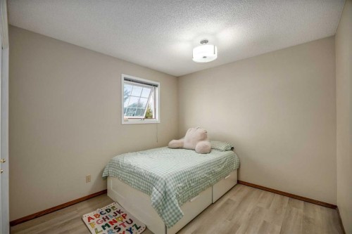 52 Shawnee Way Sw, Calgary, AB - Indoor Photo Showing Bedroom