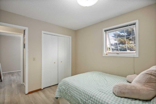 52 Shawnee Way Sw, Calgary, AB - Indoor Photo Showing Bedroom