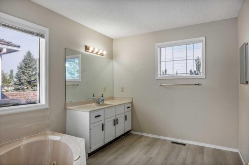 52 Shawnee Way Sw, Calgary, AB - Indoor Photo Showing Bathroom