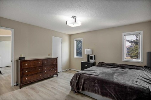 52 Shawnee Way Sw, Calgary, AB - Indoor Photo Showing Bedroom