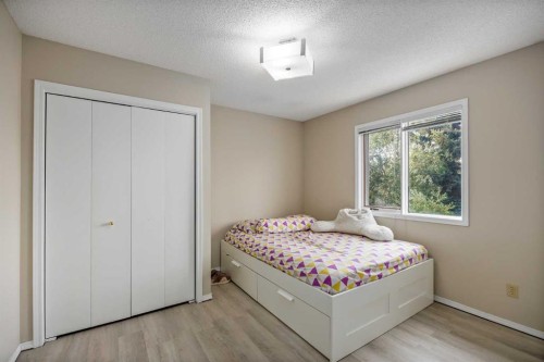 52 Shawnee Way Sw, Calgary, AB - Indoor Photo Showing Bedroom