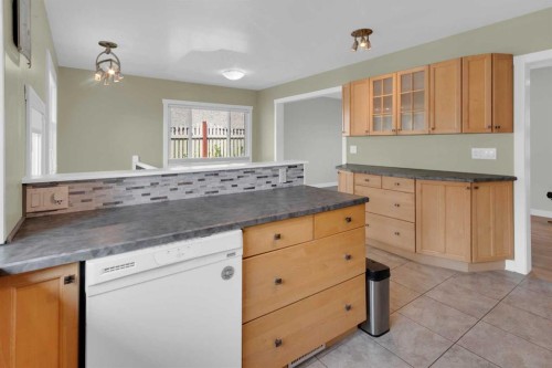 1 Thorncliffe Crescent Nw, Calgary, AB - Indoor Photo Showing Kitchen