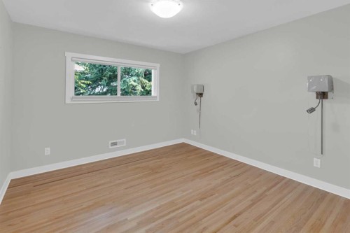 1 Thorncliffe Crescent Nw, Calgary, AB - Indoor Photo Showing Other Room