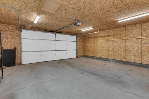 1 Thorncliffe Crescent Nw, Calgary, AB - Indoor Photo Showing Garage