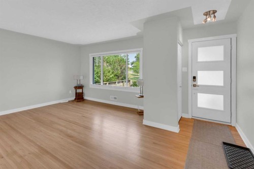 1 Thorncliffe Crescent Nw, Calgary, AB - Indoor Photo Showing Other Room