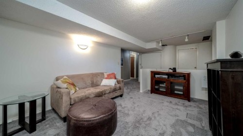 152 Mapleburn Drive Se, Calgary, AB 