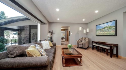 152 Mapleburn Drive Se, Calgary, AB 