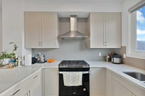 25 Savanna Manor Ne, Calgary, AB - Indoor Photo Showing Kitchen