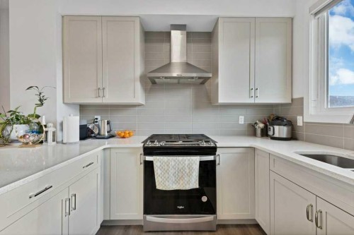 25 Savanna Manor Ne, Calgary, AB - Indoor Photo Showing Kitchen