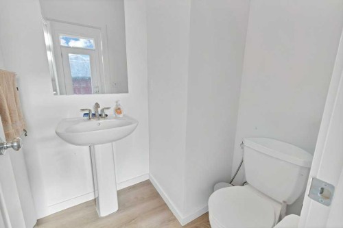 25 Savanna Manor Ne, Calgary, AB - Indoor Photo Showing Bathroom