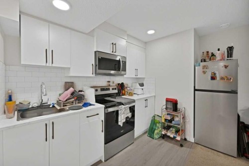 25 Savanna Manor Ne, Calgary, AB - Indoor Photo Showing Kitchen With Upgraded Kitchen