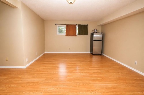7 Dovercliffe Way Se, Calgary, AB - Indoor Photo Showing Other Room