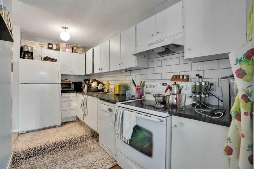3429 Cedarille Drive Sw, Calgary, AB - Indoor Photo Showing Kitchen