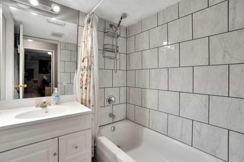 3429 Cedarille Drive Sw, Calgary, AB - Indoor Photo Showing Bathroom