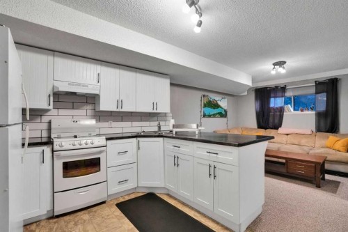 3429 Cedarille Drive Sw, Calgary, AB - Indoor Photo Showing Kitchen