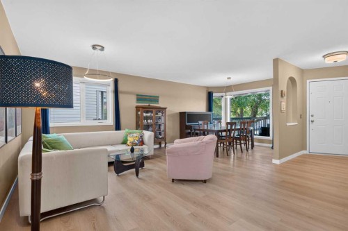 113 Riverview Court West, Calgary, AB - Indoor Photo Showing Living Room