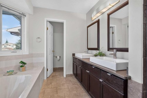 113 Riverview Court West, Calgary, AB - Indoor Photo Showing Bathroom