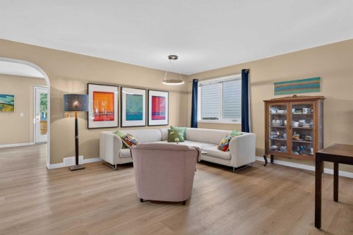 113 Riverview Court West, Calgary, AB - Indoor Photo Showing Living Room