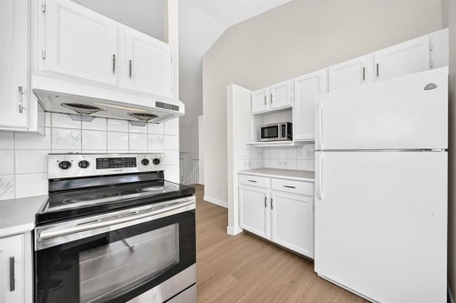 143 Applewood Drive Se, Calgary, AB - Indoor Photo Showing Kitchen
