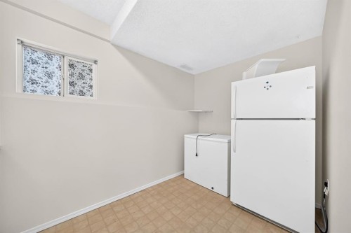 143 Applewood Drive Se, Calgary, AB - Indoor