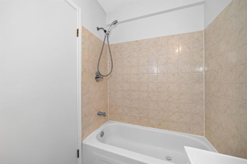 143 Applewood Drive Se, Calgary, AB - Indoor Photo Showing Bathroom