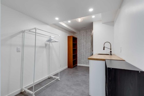 1307 56 Avenue Nw, Calgary, AB - Indoor Photo Showing Other Room