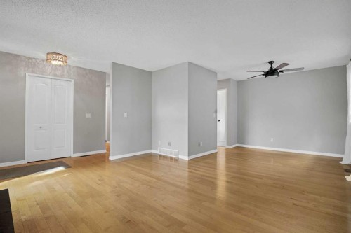1307 56 Avenue Nw, Calgary, AB - Indoor Photo Showing Other Room