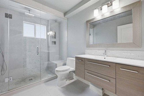 B-2115 35 Avenue Sw, Calgary, AB - Indoor Photo Showing Bathroom