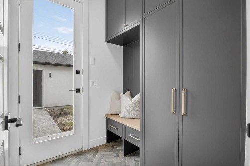 2533 2 Avenue Nw, Calgary, AB - Indoor Photo Showing Other Room
