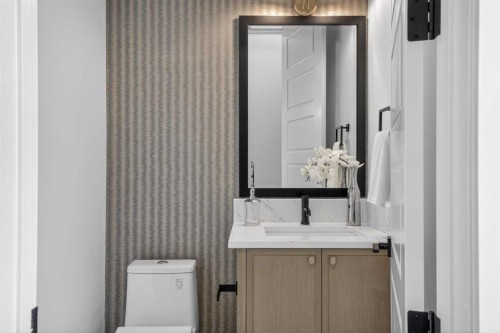 2533 2 Avenue Nw, Calgary, AB - Indoor Photo Showing Bathroom