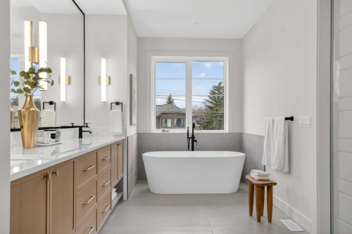2533 2 Avenue Nw, Calgary, AB - Indoor Photo Showing Bathroom