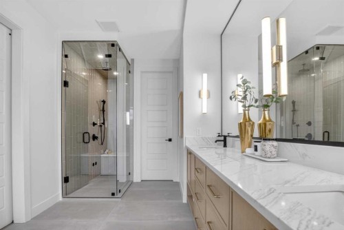 2533 2 Avenue Nw, Calgary, AB - Indoor Photo Showing Bathroom