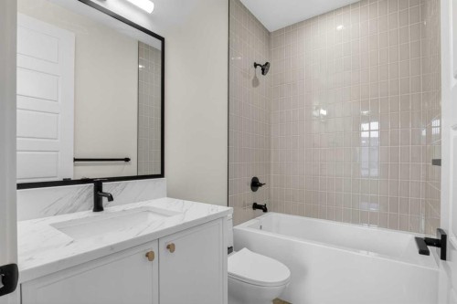 2533 2 Avenue Nw, Calgary, AB - Indoor Photo Showing Bathroom