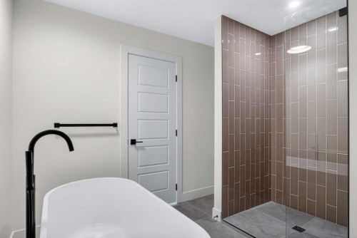2533 2 Avenue Nw, Calgary, AB - Indoor Photo Showing Bathroom
