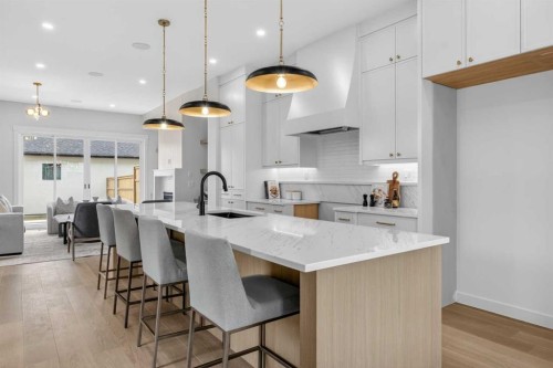 2533 2 Avenue Nw, Calgary, AB - Indoor Photo Showing Kitchen With Upgraded Kitchen
