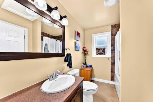 7616 23 Street Se, Calgary, AB - Indoor Photo Showing Bathroom
