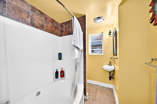7616 23 Street Se, Calgary, AB - Indoor Photo Showing Other Room
