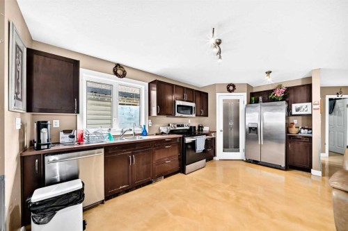 7616 23 Street Se, Calgary, AB - Indoor Photo Showing Kitchen